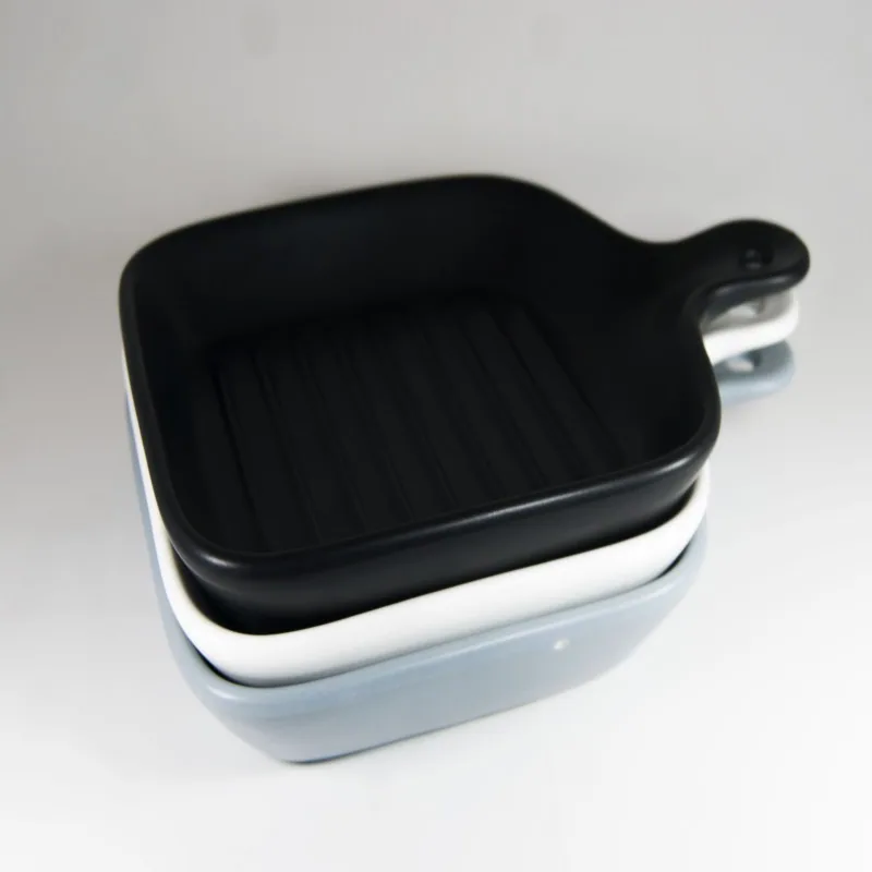Assiette carre striee avec manche 15 cm en porce blanc mat
